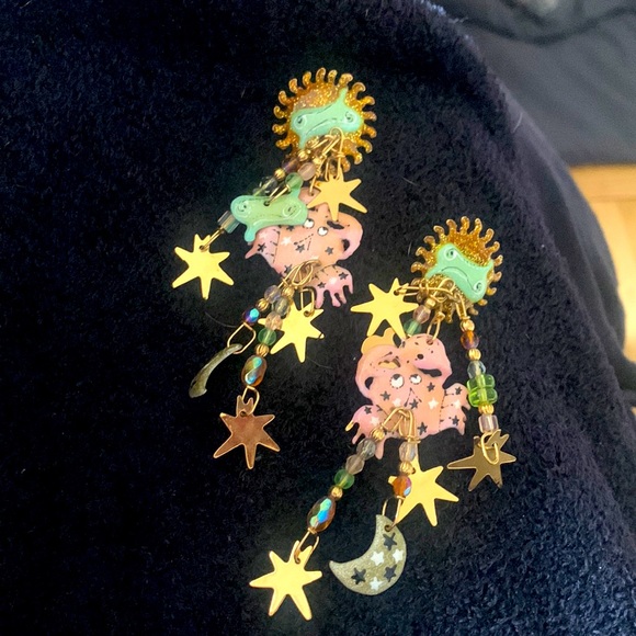 ♋️Cancer 🦀 “Lunch at the Ritz” horoscope earrings - Picture 2 of 4
